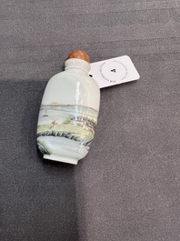 A Chinese famille verte snuff bottle, Ting Song Zhai 聽松齋 mark, 20th C.
