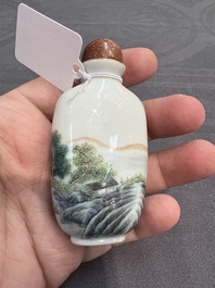A Chinese famille verte snuff bottle, Ting Song Zhai 聽松齋 mark, 20th C.