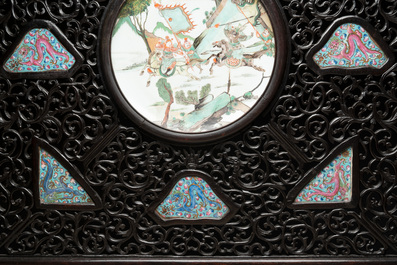 A large Chinese openworked wooden screen with famille verte and famille rose plaques, 18/19th C.