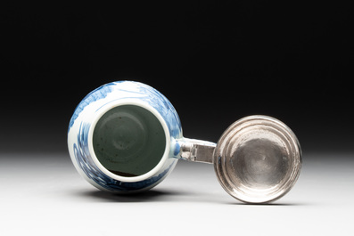 A Japanese Arita blue and white mug with Dutch silver lid, marked for Zwolle, Arnoldus Waterham (1705/1748), Edo, 17/18th C.