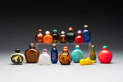 A collection of 16 Chinese Peking glass snuff bottles, 19/20th C.