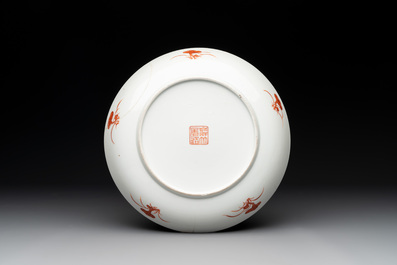 A Chinese famille rose 'bats and peaches' plate, Xie Zhu Zhu Ren 薢竹主人造 mark, 19th C.
