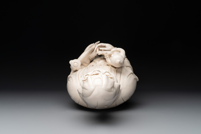 A large Chinese Dehua blanc de Chine group of a Bodhisattva with child, 20th C.
