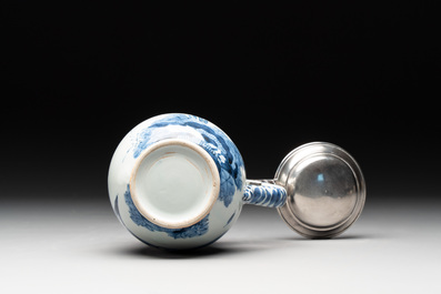 A Japanese Arita blue and white mug with Dutch silver lid, marked for Zwolle, Arnoldus Waterham (1705/1748), Edo, 17/18th C.