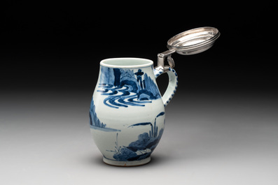 A Japanese Arita blue and white mug with Dutch silver lid, marked for Zwolle, Arnoldus Waterham (1705/1748), Edo, 17/18th C.