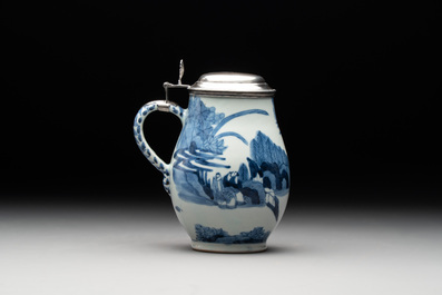 A Japanese Arita blue and white mug with Dutch silver lid, marked for Zwolle, Arnoldus Waterham (1705/1748), Edo, 17/18th C.