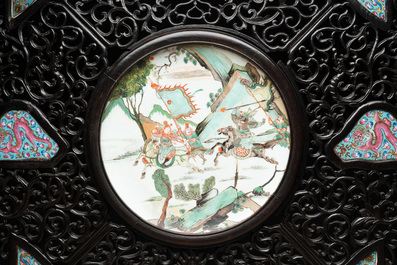 A large Chinese openworked wooden screen with famille verte and famille rose plaques, 18/19th C.