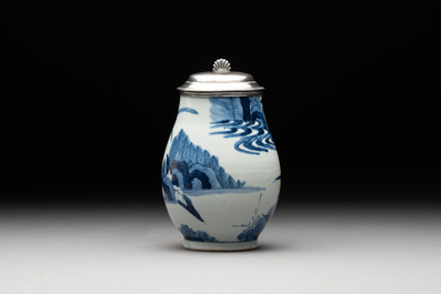 A Japanese Arita blue and white mug with Dutch silver lid, marked for Zwolle, Arnoldus Waterham (1705/1748), Edo, 17/18th C.