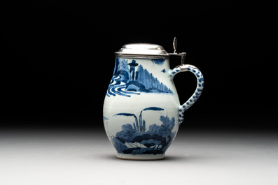 A Japanese Arita blue and white mug with Dutch silver lid, marked for Zwolle, Arnoldus Waterham (1705/1748), Edo, 17/18th C.