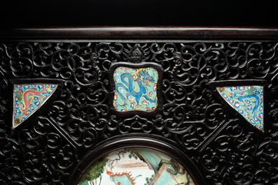 A large Chinese openworked wooden screen with famille verte and famille rose plaques, 18/19th C.