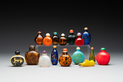 A collection of 16 Chinese Peking glass snuff bottles, 19/20th C.