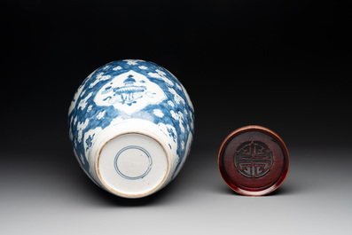 A Chinese blue and white 'prunus on cracked ice' jar with wooden cover, 19th C.