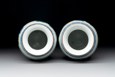 A pair of Chinese wucai 'Romance of the Three Kingdoms' rouleau vases, 19th C.