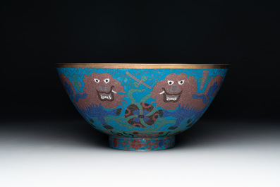 A Chinese cloisonn&eacute; vase, a bowl and a basin, 19/20th C.