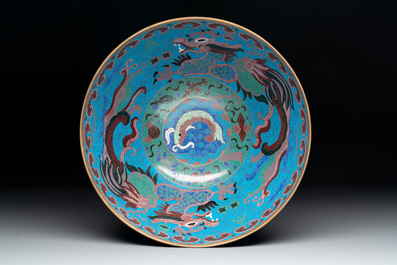 A Chinese cloisonn&eacute; vase, a bowl and a basin, 19/20th C.