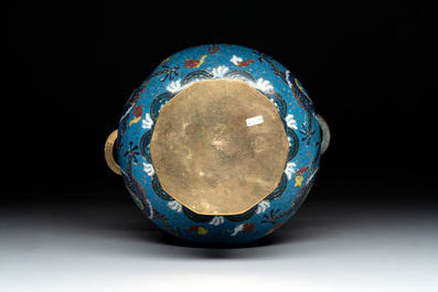 A Chinese cloisonn&eacute; vase, a bowl and a basin, 19/20th C.