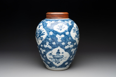 A Chinese blue and white 'prunus on cracked ice' jar with wooden cover, 19th C.