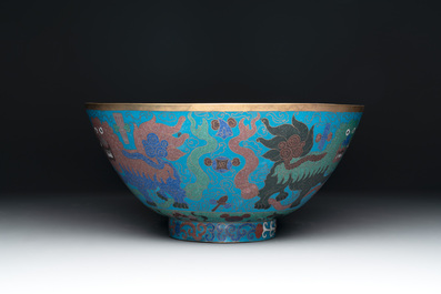 A Chinese cloisonn&eacute; vase, a bowl and a basin, 19/20th C.