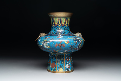 A Chinese cloisonn&eacute; vase, a bowl and a basin, 19/20th C.