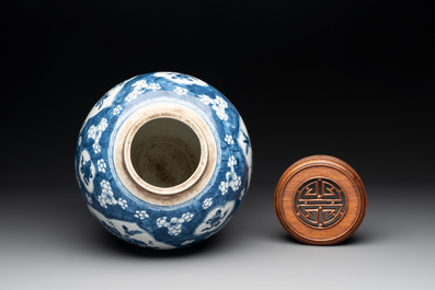 A Chinese blue and white 'prunus on cracked ice' jar with wooden cover, 19th C.