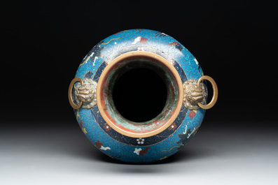 A Chinese cloisonn&eacute; vase, a bowl and a basin, 19/20th C.