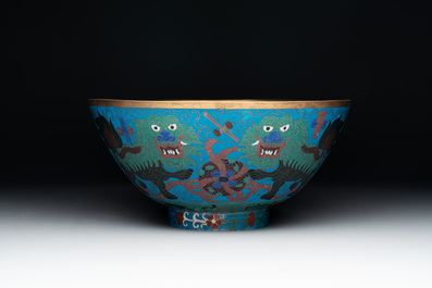 A Chinese cloisonn&eacute; vase, a bowl and a basin, 19/20th C.