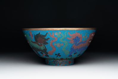A Chinese cloisonn&eacute; vase, a bowl and a basin, 19/20th C.