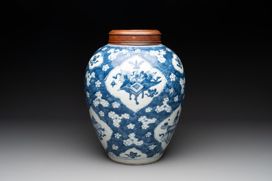 A Chinese blue and white 'prunus on cracked ice' jar with wooden cover, 19th C.