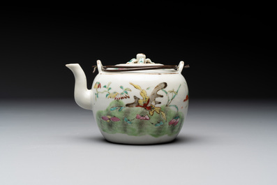 A collection of nine Chinese blue, white and famille rose wares, 18/19th C.