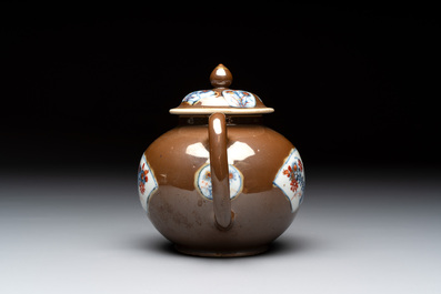 A collection of nine Chinese blue, white and famille rose wares, 18/19th C.