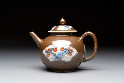 A collection of nine Chinese blue, white and famille rose wares, 18/19th C.