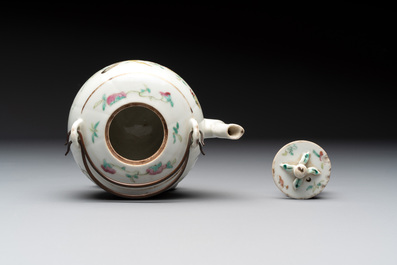 A collection of nine Chinese blue, white and famille rose wares, 18/19th C.