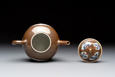 A collection of nine Chinese blue, white and famille rose wares, 18/19th C.