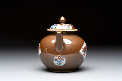 A collection of nine Chinese blue, white and famille rose wares, 18/19th C.