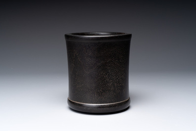 A varied collection of three Chinese brush pots, two sculptures, a lacquered covered box and a marble-inlaid wooden table screen, 20th C.