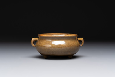 A Chinese ge-type bowl, a lingzhi-shaped flamb&eacute;-glazed vase and an olive-green-glazed censer, 19th C.