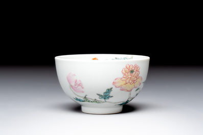 A fine Chinese famille rose bowl with floral design, Yongzheng mark, 20th C.