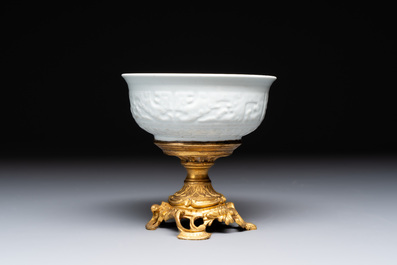 A Chinese white-glazed 'anhua' 'chilong' bowl on gilt bronze stand, 18/19th C.
