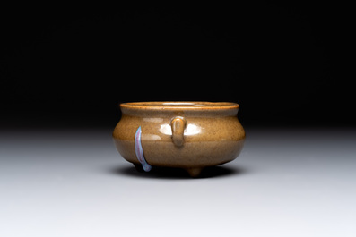 A Chinese ge-type bowl, a lingzhi-shaped flamb&eacute;-glazed vase and an olive-green-glazed censer, 19th C.