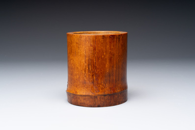 A varied collection of three Chinese brush pots, two sculptures, a lacquered covered box and a marble-inlaid wooden table screen, 20th C.