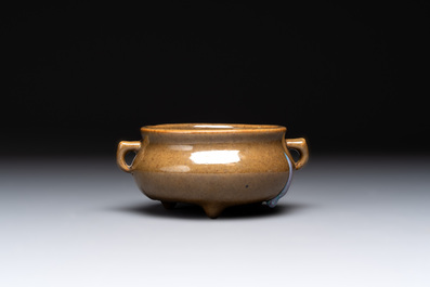 A Chinese ge-type bowl, a lingzhi-shaped flamb&eacute;-glazed vase and an olive-green-glazed censer, 19th C.