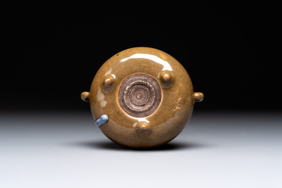 A Chinese ge-type bowl, a lingzhi-shaped flamb&eacute;-glazed vase and an olive-green-glazed censer, 19th C.