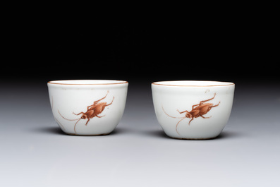 A Chinese grisaille- and iron-red-decorated covered teapot and four cups, 19th C.