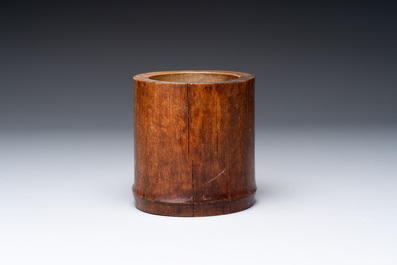 A varied collection of three Chinese brush pots, two sculptures, a lacquered covered box and a marble-inlaid wooden table screen, 20th C.