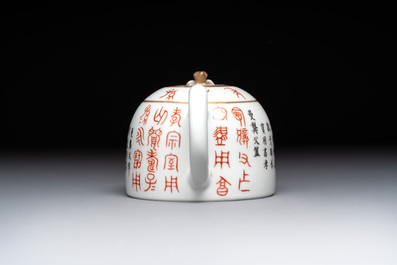 A Chinese grisaille- and iron-red-decorated covered teapot and four cups, 19th C.