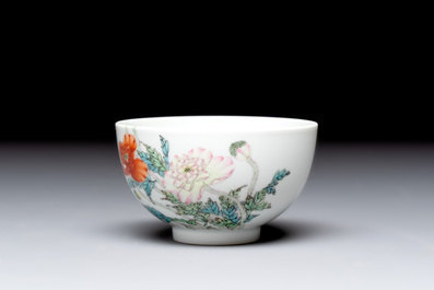 A fine Chinese famille rose bowl with floral design, Yongzheng mark, 20th C.