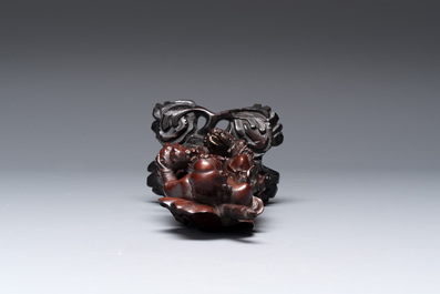 A varied collection of three Chinese brush pots, two sculptures, a lacquered covered box and a marble-inlaid wooden table screen, 20th C.