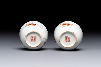 A Chinese grisaille- and iron-red-decorated covered teapot and four cups, 19th C.