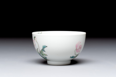 A fine Chinese famille rose bowl with floral design, Yongzheng mark, 20th C.