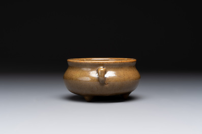 A Chinese ge-type bowl, a lingzhi-shaped flamb&eacute;-glazed vase and an olive-green-glazed censer, 19th C.